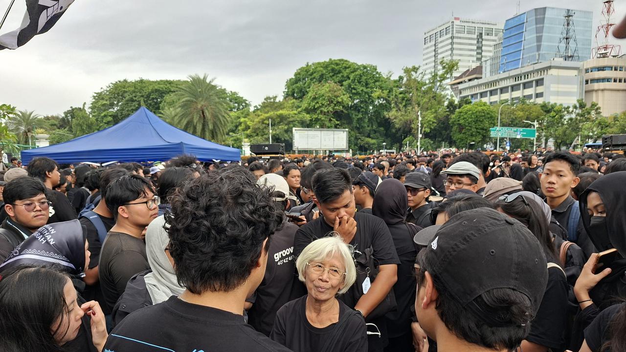 Aksi Kamisan dengan payung hitam di depan istana negara