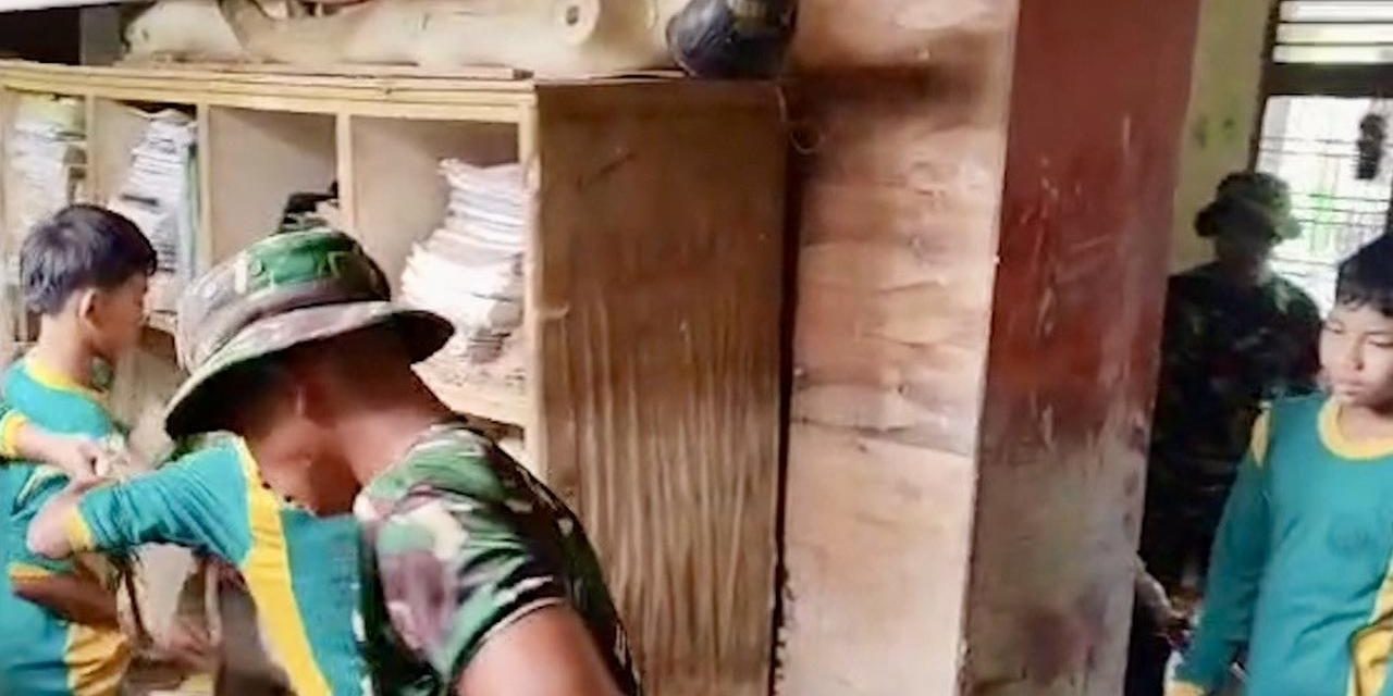 Gotong Royong Siswa dan TNI di Sekolah Terdampak Banjir