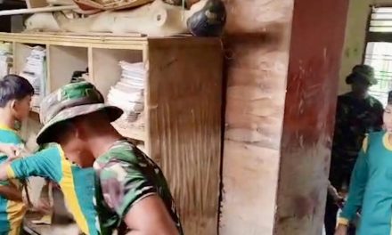 Gotong Royong Siswa dan TNI di Sekolah Terdampak Banjir