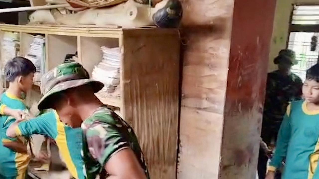 Siswa MTSS Yaspendi dan anggota TNI membersihkan ruang kelas pascabanjir di Aceh Tamiang