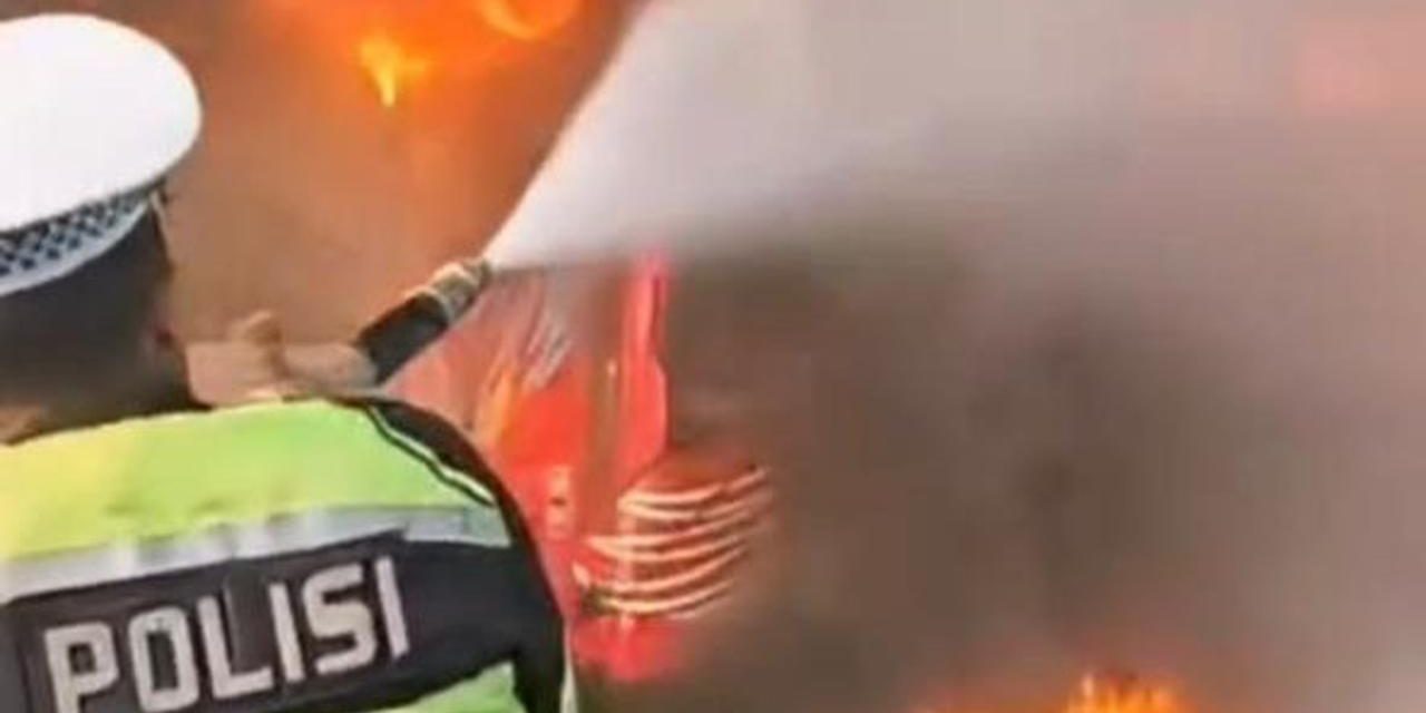 Bus Ziarah Asal Lampung Terbakar di Tol Jakarta–Cikampek