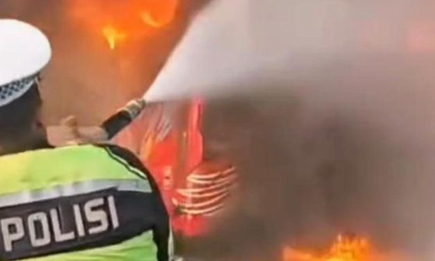 Bus Ziarah Asal Lampung Terbakar di Tol Jakarta–Cikampek