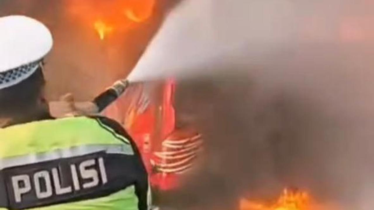 Bus rombongan ziarah terbakar di Tol Jakarta–Cikampek saat evakuasi penumpang