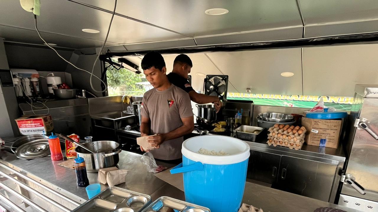 Personel Brimob Polri mengoperasikan dapur lapangan untuk korban bencana di Sumatera