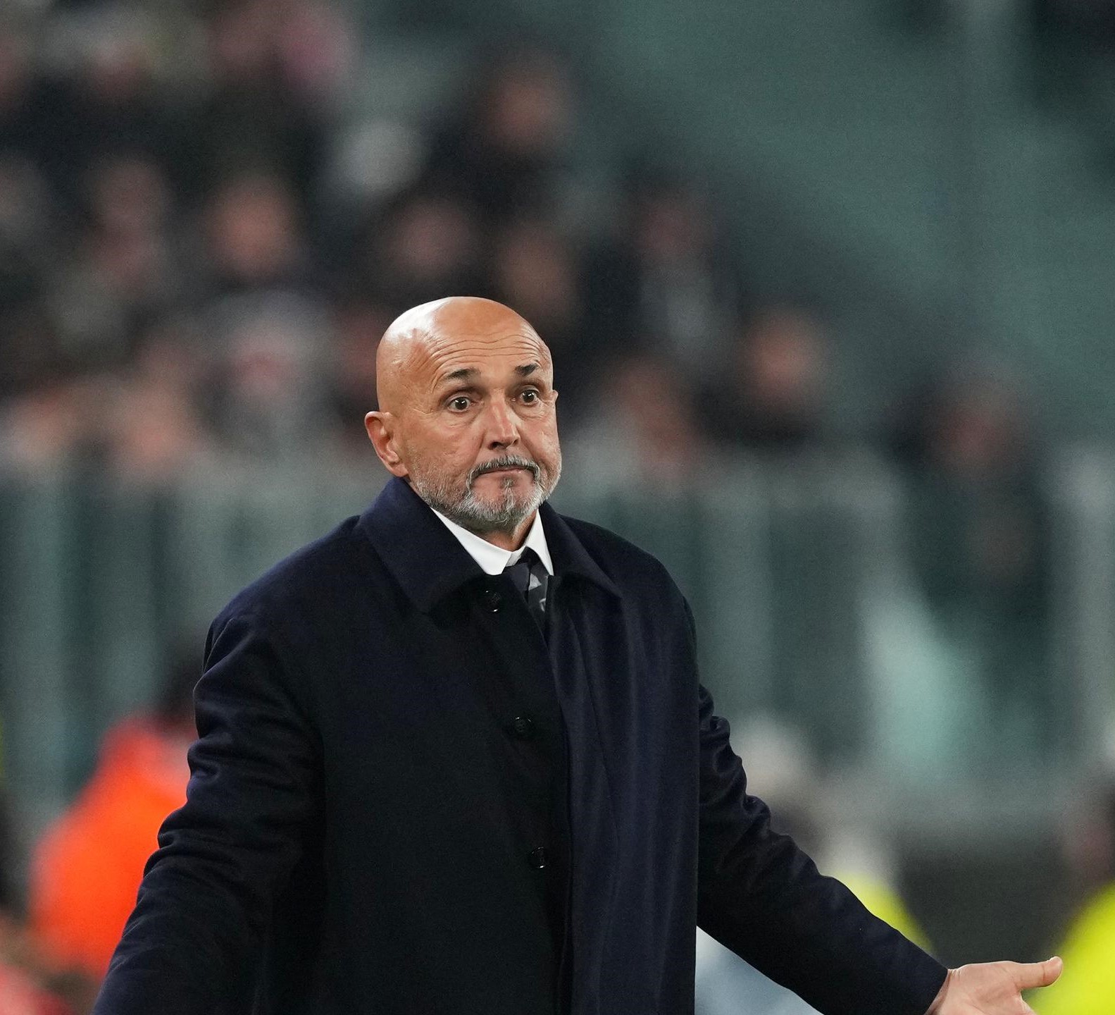 Luciano Spalletti memberi instruksi kepada pemain Juventus usai laga kontra Monaco
