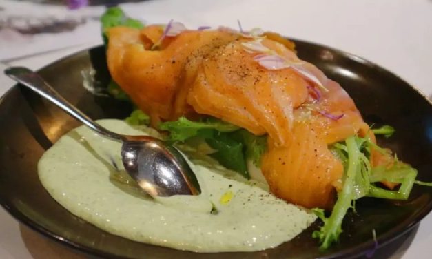 Salmon vs Ayam: Nilai Gizi untuk Kesehatan Jantung dan Otot