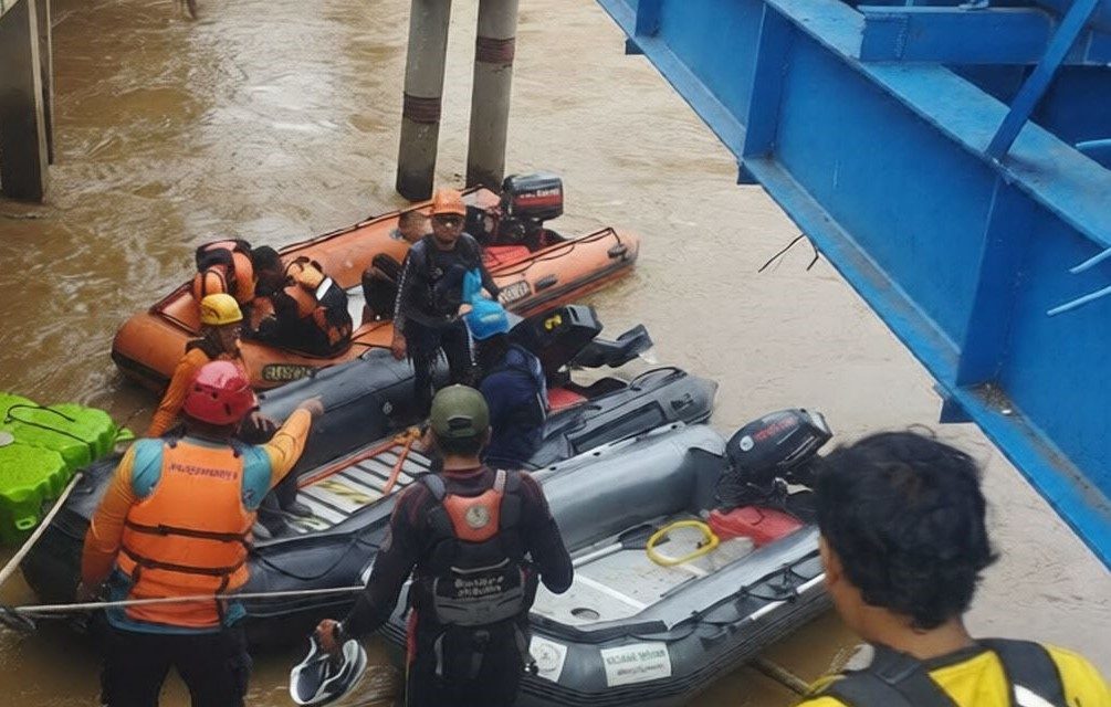 Remaja Hanyut di Ciliwung Diduga Tertimbun Sampah