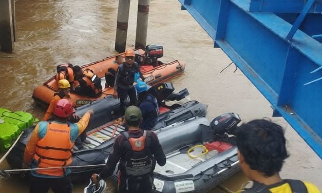 Remaja Hanyut di Ciliwung Diduga Tertimbun Sampah