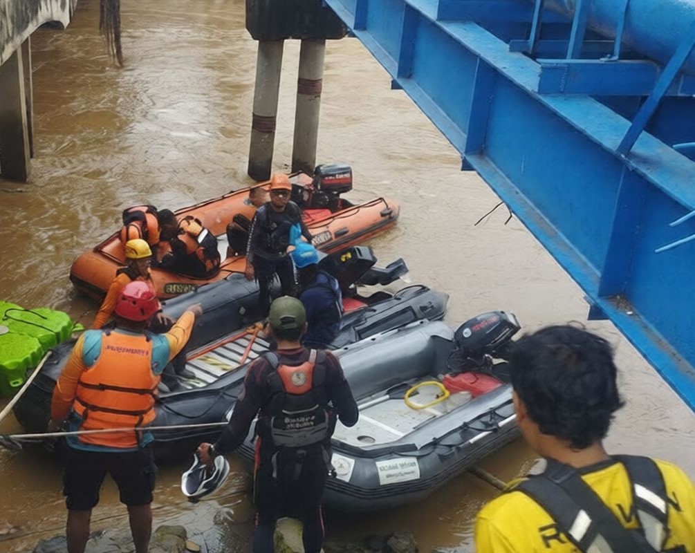 Tim SAR menyisir aliran Kali Ciliwung untuk mencari remaja yang hanyut