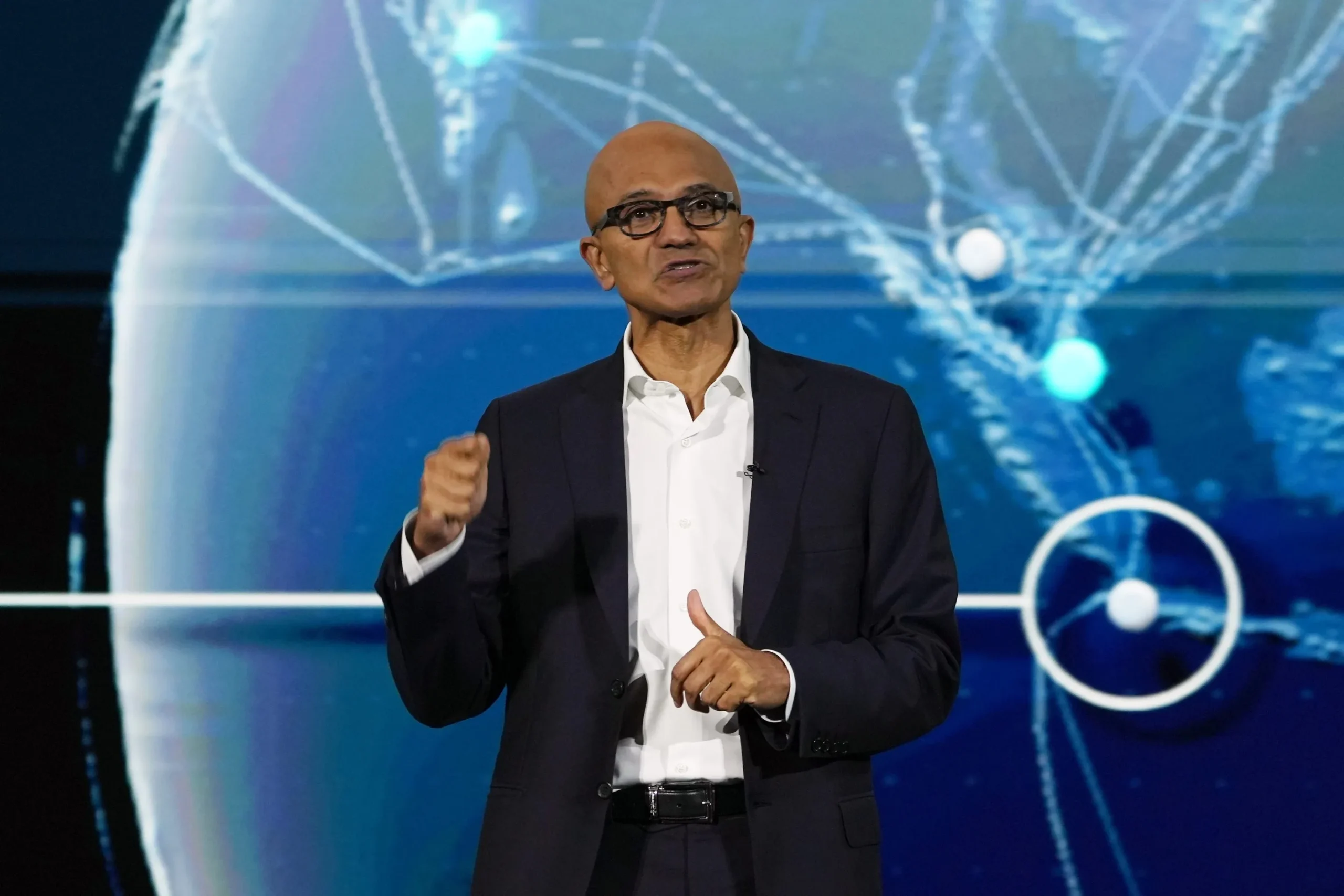 Bos Microsoft Satya Nadella membahas risiko bubble AI global