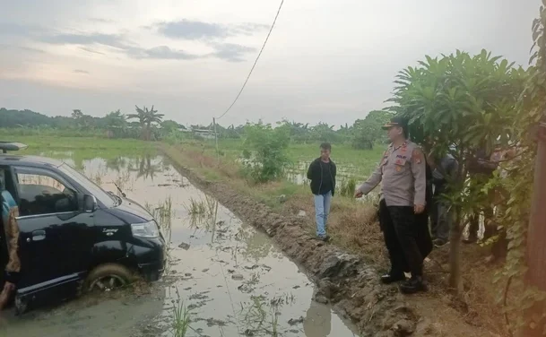 Kecelakaan Mobil APV di Babelan Hingga Terjun ke Sawah