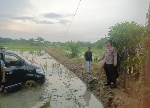 Kecelakaan Mobil APV di Babelan Hingga Terjun ke Sawah