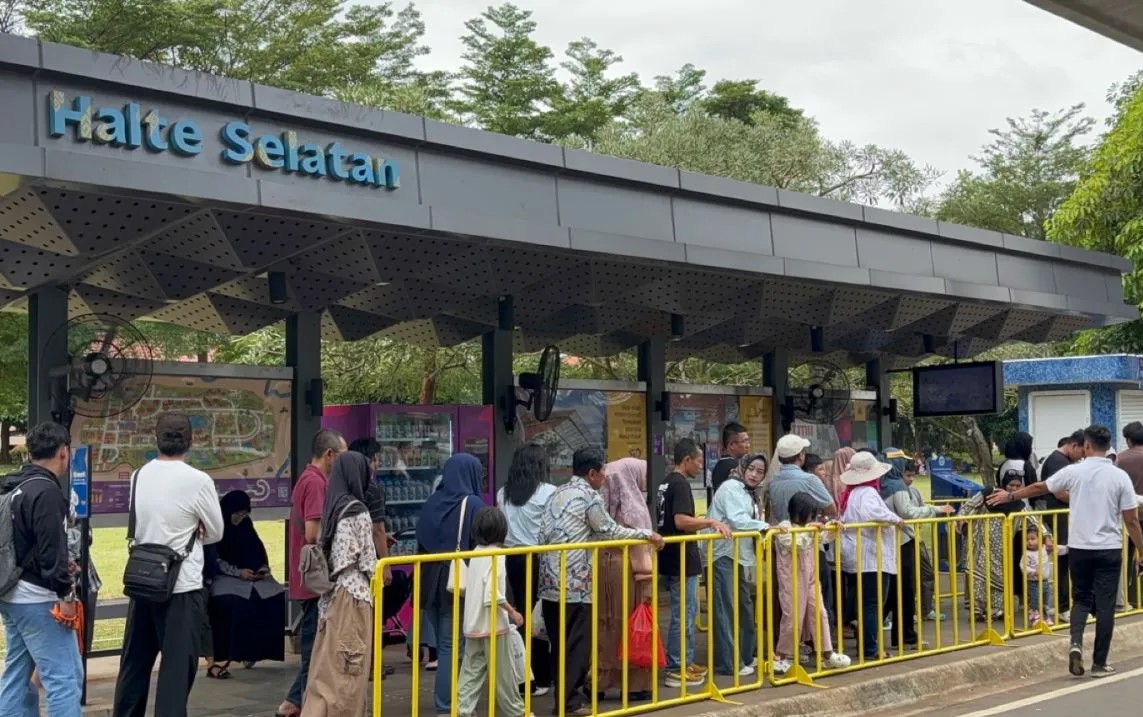 Pengunjung dari berbagai daerah menikmati liburan keluarga di TMII Jakarta saat Lebaran.