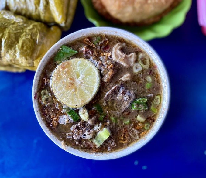 Coto Makassar kuah gurih dengan buras khas Sulawesi Selatan