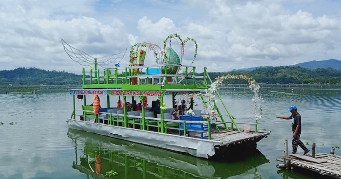 perahu wisata Rawa Jombor di Klaten Jawa Tengah