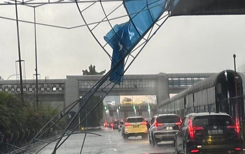 Tol Jakarta Terganggu Hujan dan Angin Kencang, Pohon Tumbang