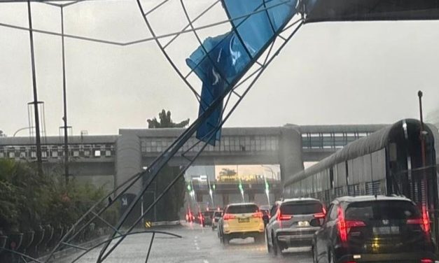 Tol Jakarta Terganggu Hujan dan Angin Kencang, Pohon Tumbang
