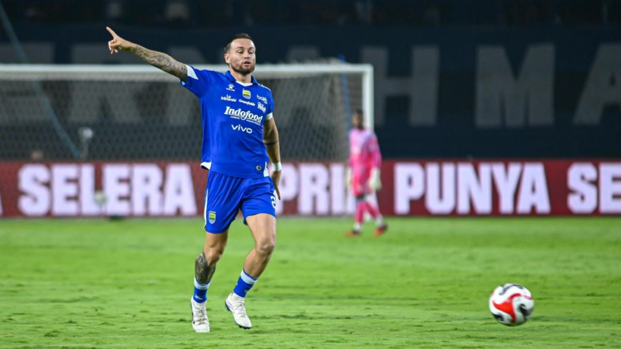 Marc Klok memimpin Persib Bandung dalam pertandingan Liga Indonesia