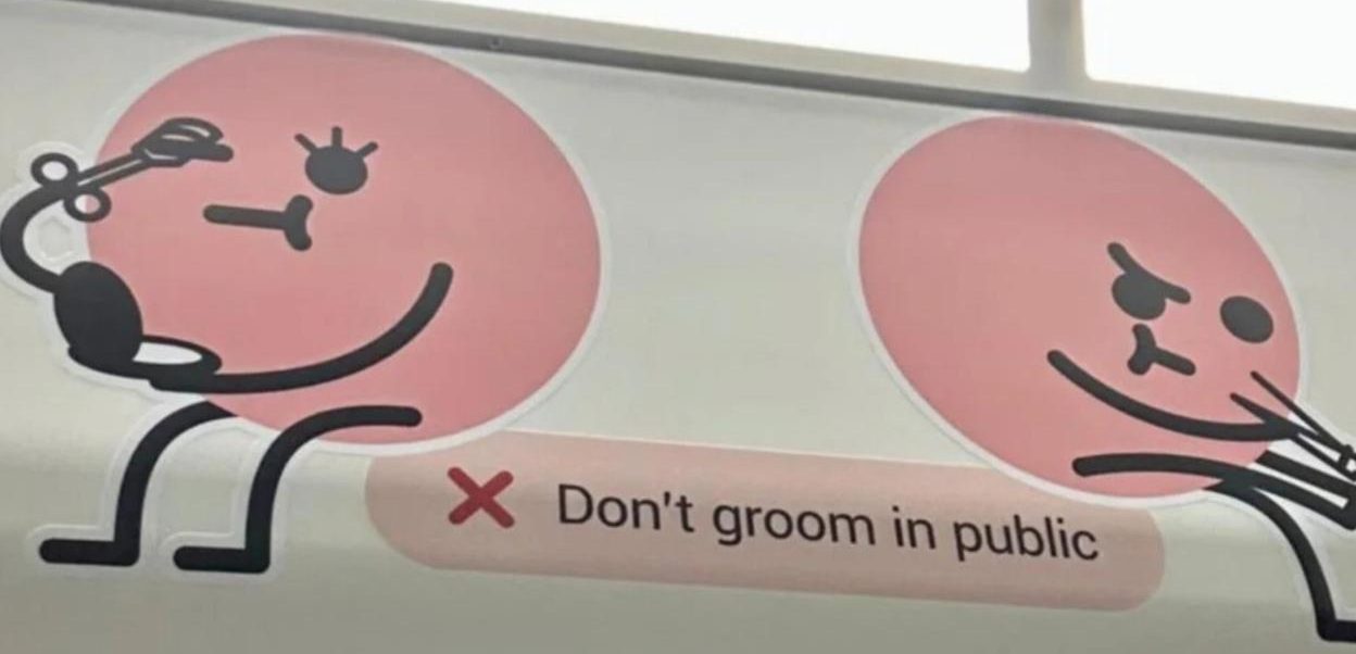 Rambu larangan berdandan di MRT Singapura dalam gerbong kereta