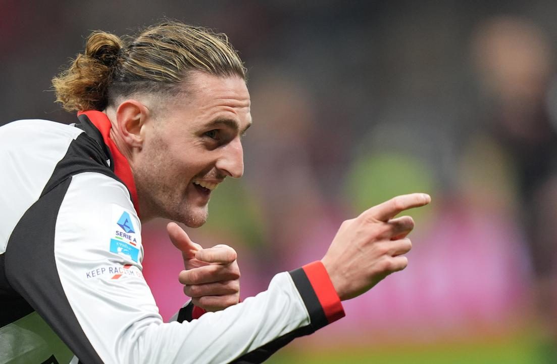 Adrien Rabiot bermain untuk AC Milan dalam pertandingan Serie A