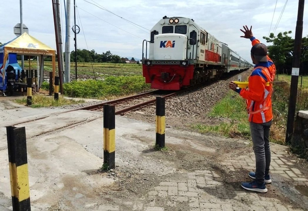 Lokasi kecelakaan kereta di Stasiun Bekasi Timur pada malam hari