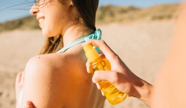 5 Sunscreen Spray SPF 50 Terbaik untuk Kulit Sehat Terlindungi