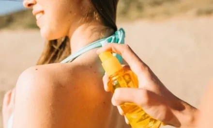 5 Sunscreen Spray SPF 50 Terbaik untuk Kulit Sehat Terlindungi