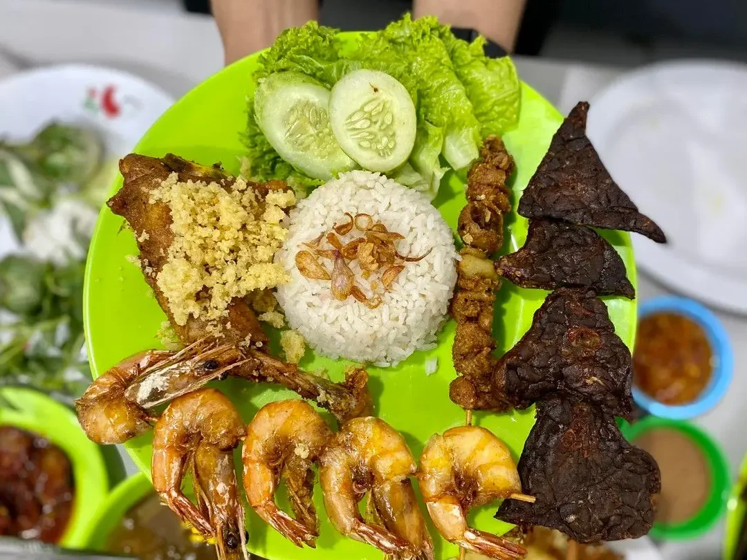 Nasi uduk modern dengan berbagai pilihan lauk di restoran Jakarta