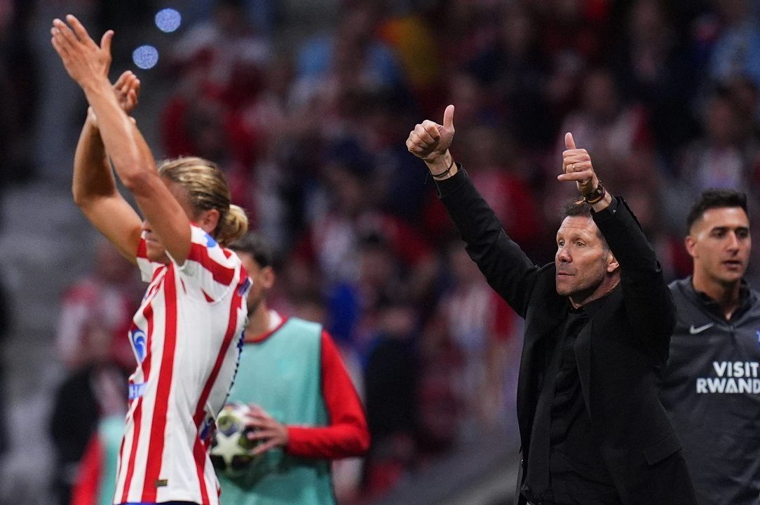 Diego Simeone memberikan instruksi kepada pemain Atletico Madrid saat melawan Arsenal
