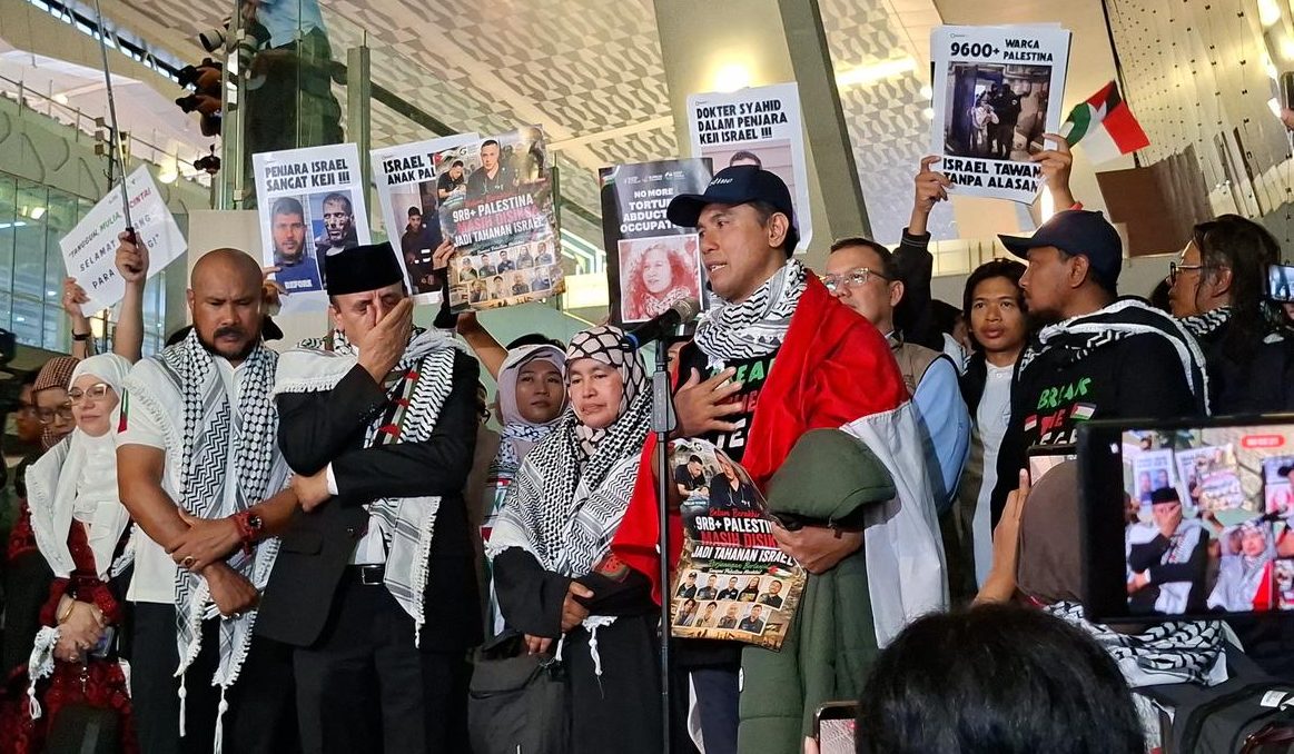 Relawan Indonesia menangis usai ditahan tentara Israel saat misi Gaza