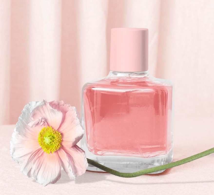 Remaja sedang memilih parfum aman dengan kandungan yang tidak memicu alergi dan iritasi kulit