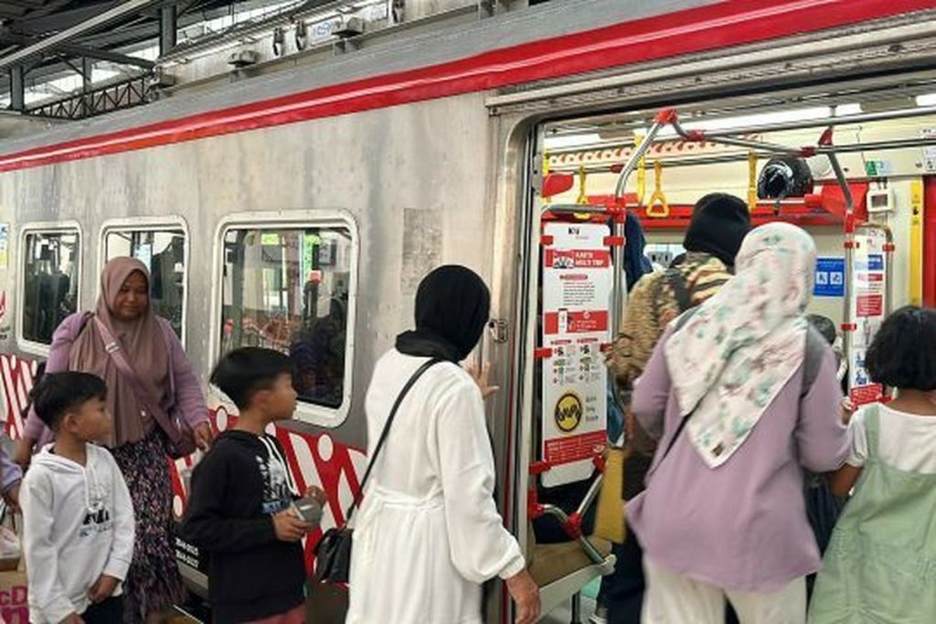 Rombongan siswa mengikuti study tour menggunakan KRL Solo Jogja