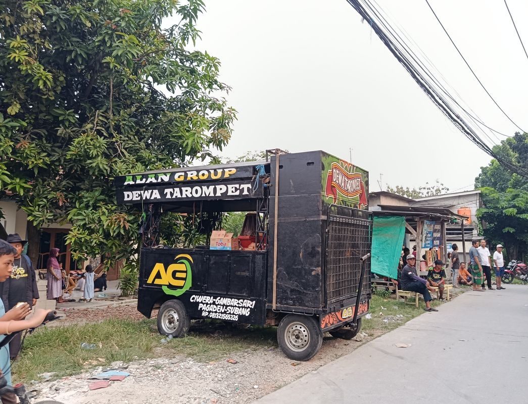 Petugas dan warga berada di lokasi insiden kru sisingaan tersengat listrik di Bekasi.