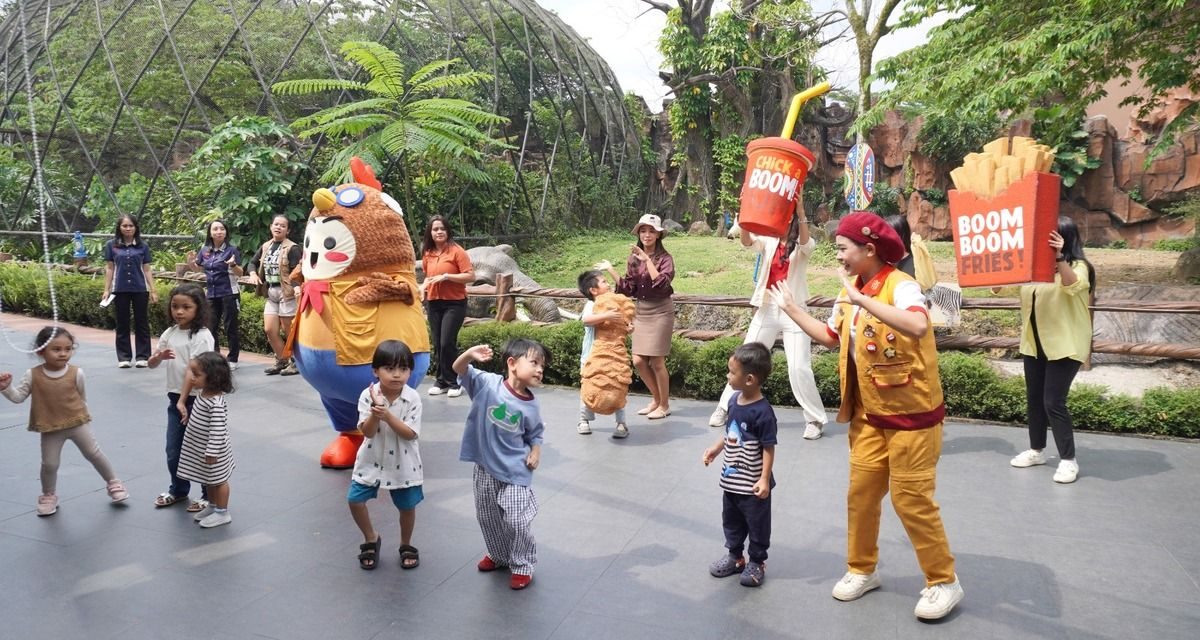 Nikmati Ayam Goreng Menyaksikan Zebra di Royal Safari Garden