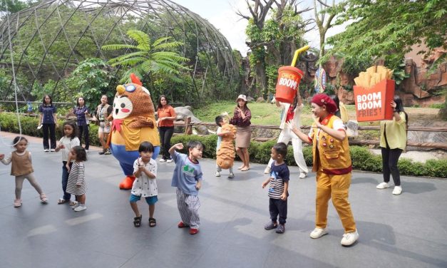 Nikmati Ayam Goreng Menyaksikan Zebra di Royal Safari Garden
