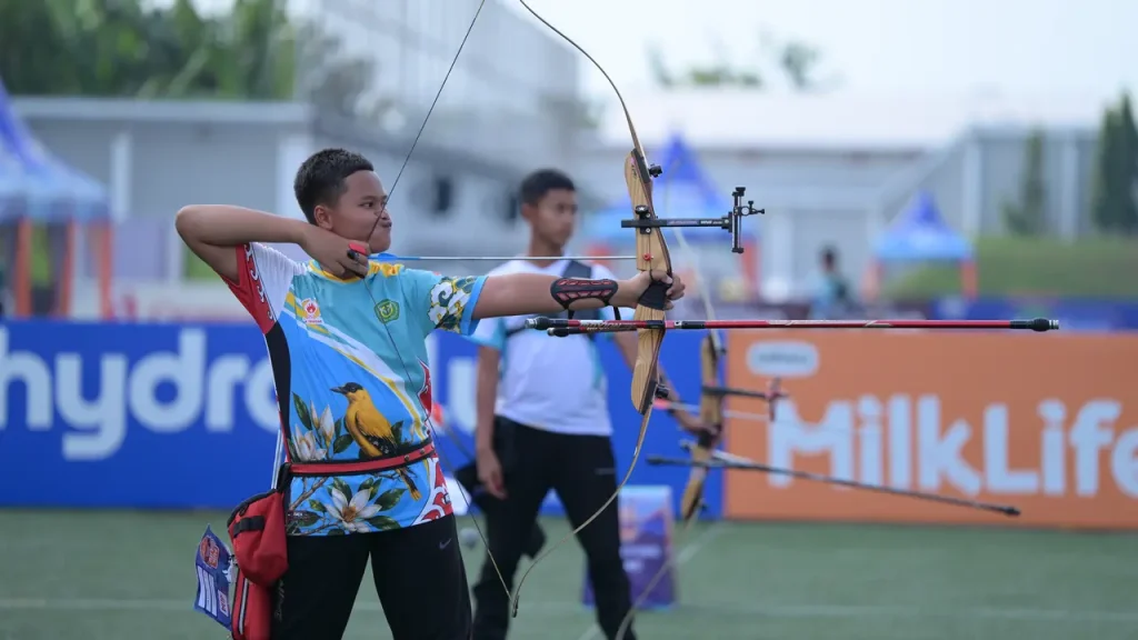 Kontingen Jawa Tengah merayakan keberhasilan menjadi juara umum Kejurnas Panahan Junior 2026 setelah mengoleksi 78 medali di Supersoccer Arena Kudus.