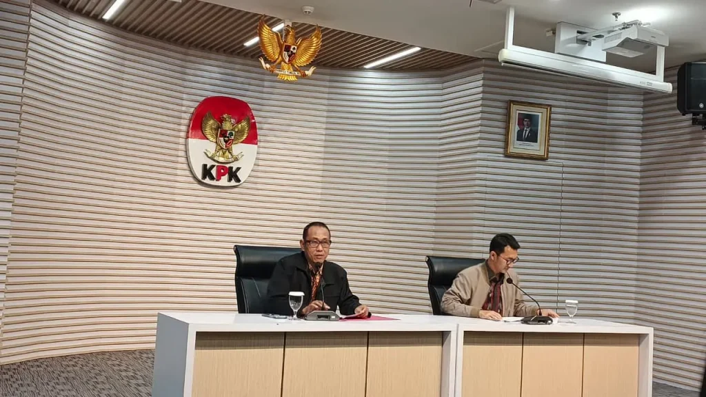 Plt Direktur Penyidikan KPK Achmad Taufik Husein menjelaskan evaluasi dugaan kebocoran operasi tangkap tangan di Langkat dan Kuantan Singingi.