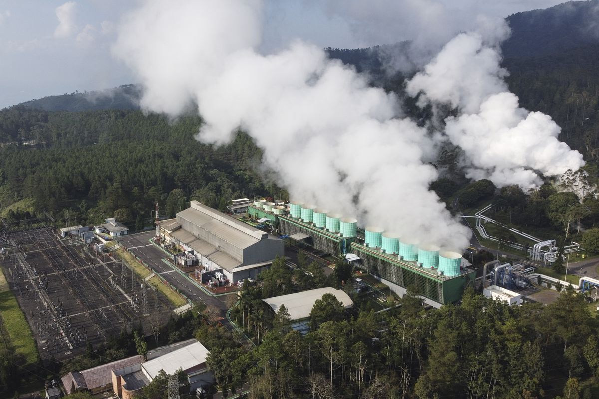 Pembangkit listrik tenaga panas bumi di Indonesia sebagai bagian dari pengembangan energi bersih dan ketahanan energi nasional.