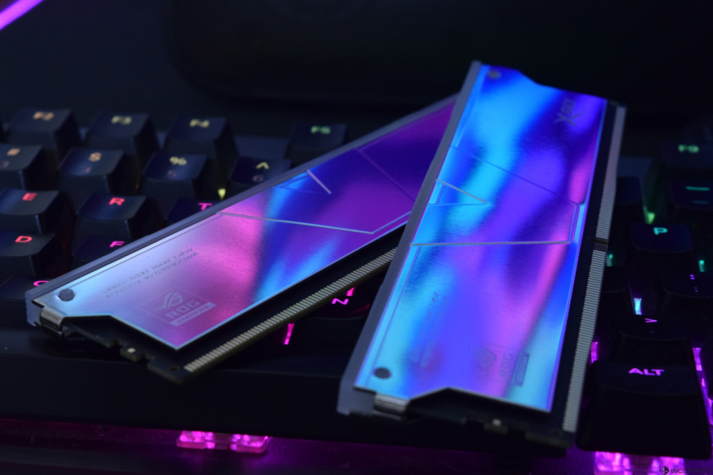 Ilustrasi chip memori RAM di motherboard