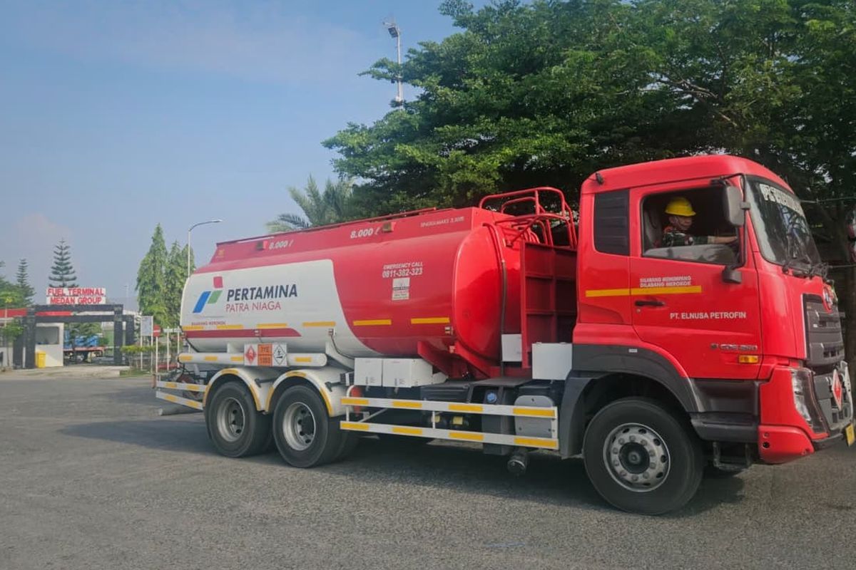 Mobil tangki Pertamina mengantarkan pasokan BBM ke SPBU di Medan setelah penguatan armada dan penegakan disiplin terhadap awak mobil tangki.