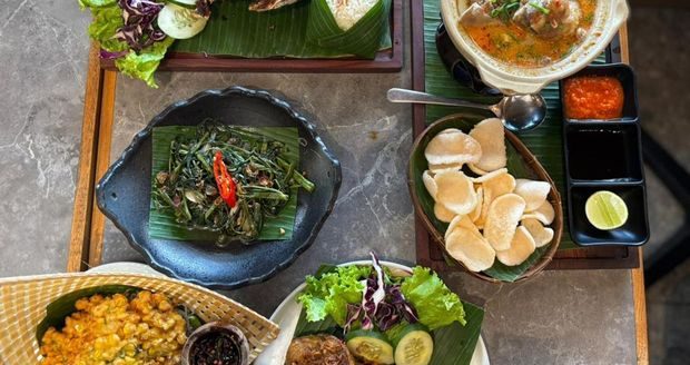 Suasana salah satu tempat makan populer di One Satrio Kuningan, Jakarta Selatan dengan beragam pilihan kuliner Nusantara, kopi, dan dessert.