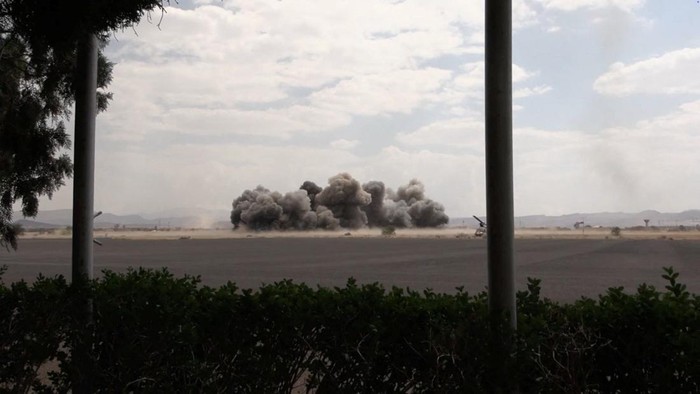 Landasan pacu Bandara Internasional Sanaa di Yaman menjadi sasaran serangan di tengah meningkatnya ketegangan antara pemerintah Yaman, Houthi, dan Iran.
