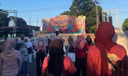 Alunan Budaya Desa Pringgasela Rayakan Satu Dekade dengan Karnaval Tenun yang Memikat