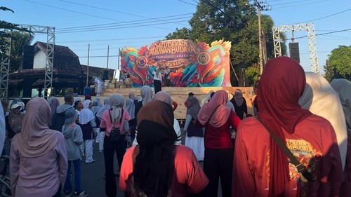 Alunan Budaya Desa Pringgasela Rayakan Satu Dekade dengan Karnaval Tenun yang Memikat