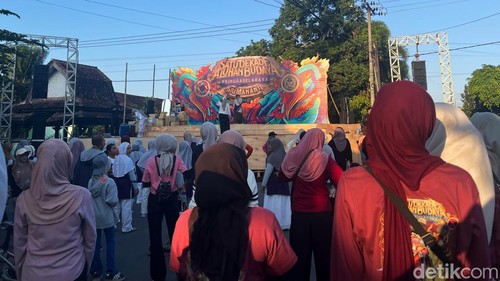 Alunan Budaya Desa Pringgasela Rayakan Satu Dekade dengan Karnaval Tenun yang Memikat