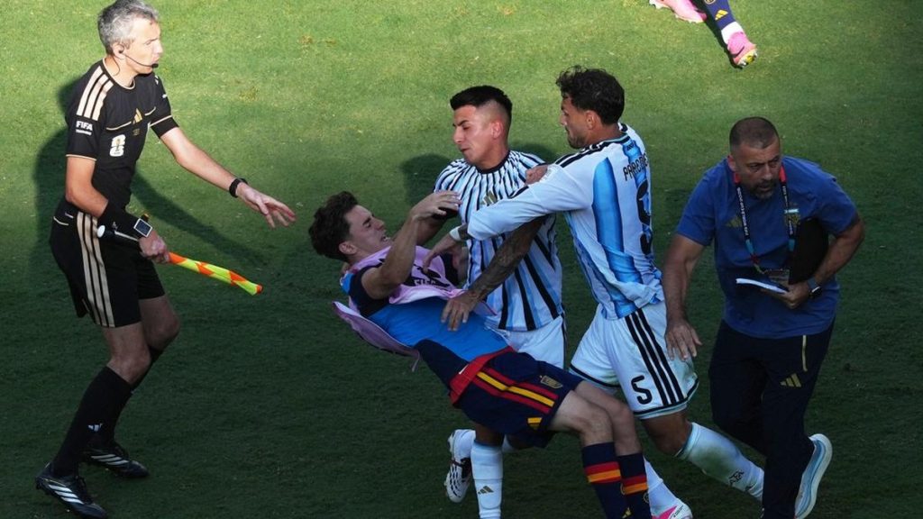 Steve McManaman mengkritik permainan keras Argentina usai final Piala Dunia 2026 melawan Spanyol.