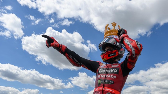 Marc Marquez bersama motor Ducati saat tampil impresif di MotoGP 2026 dan disebut favorit juara dunia oleh bos Aprilia.