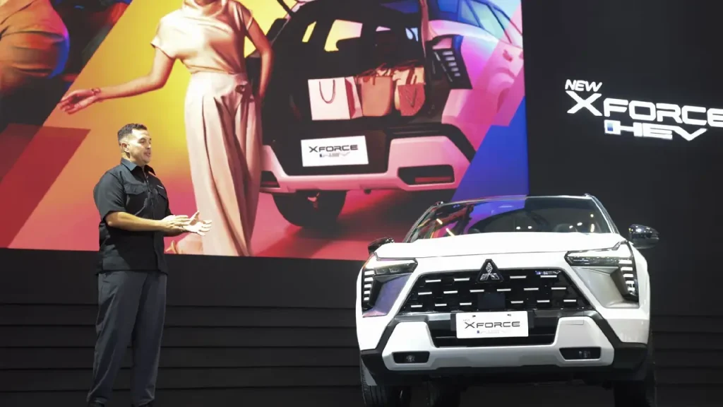 Mitsubishi New Xforce HEV berwarna putih saat peluncuran resmi dengan desain SUV modern dan teknologi hybrid terbaru.