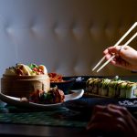 5 Kesalahan Menggunakan Sumpit yang Perlu Dihindari Saat Makan
