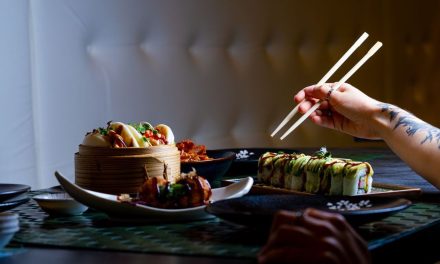 5 Kesalahan Menggunakan Sumpit yang Perlu Dihindari Saat Makan